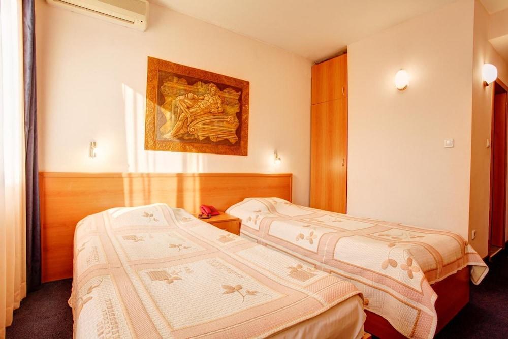 Central Plaza Hotel София Экстерьер фото